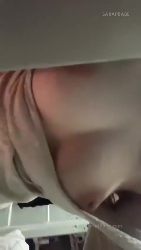 Flashing Habang Nasa Likod Dorm Mate